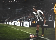 LOL决赛-当安菲尔德染上罗马红，迪亚斯，那个撕裂防线的意外关键先生