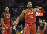 英雄联盟总决赛时间-骑士队后卫砍下三双表现抢眼