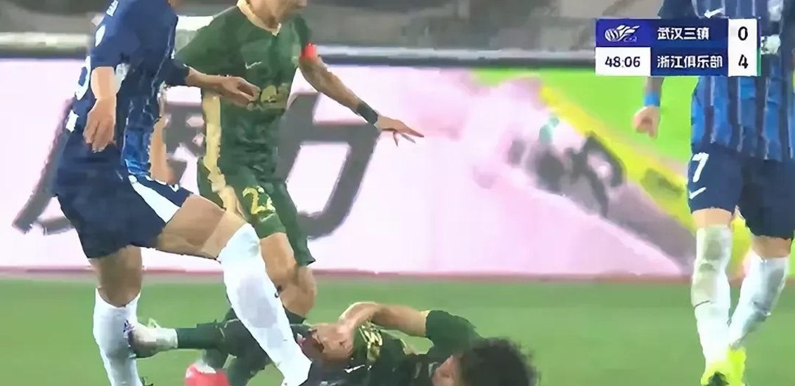 锋线球员爆发绝杀一幕,球迷欢呼不已的简单介绍 锋线球员爆发绝杀一幕,球迷欢呼不已的简单介绍