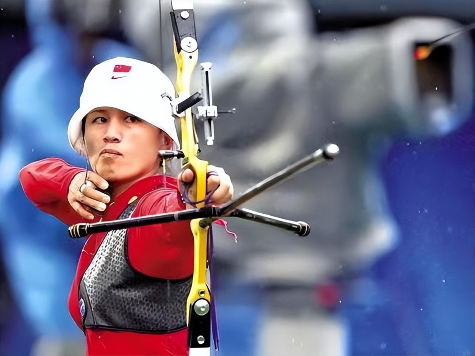 射箭比赛选手满分夺得射击金牌