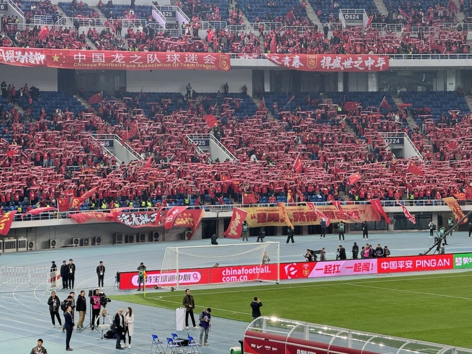 包含现场气氛火爆：球迷疯狂呐喊，球队士气高昂的词条