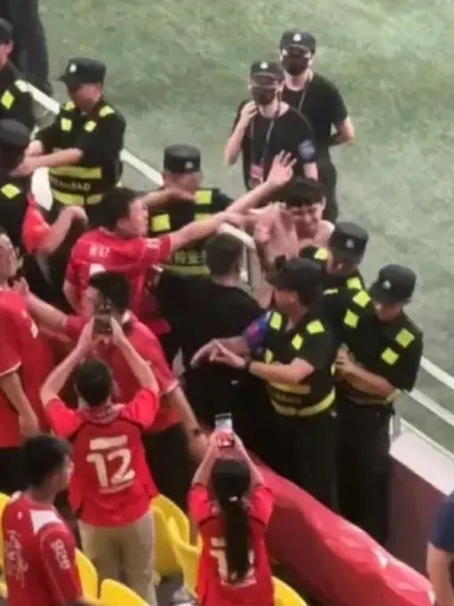 包含现场气氛火爆：球迷疯狂呐喊，球队士气高昂的词条