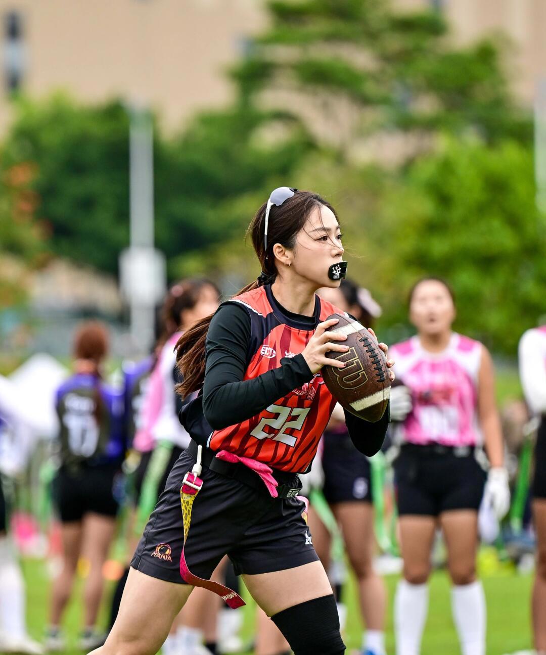 力拼竞技！女子球队的无畏决心赢得赞誉的简单介绍