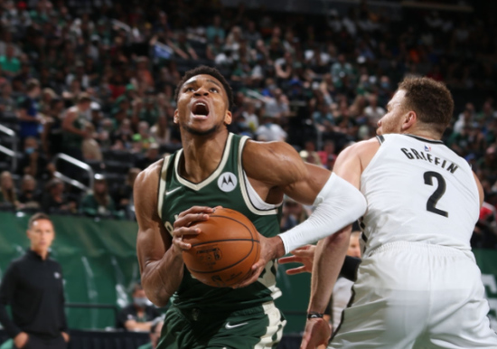 江苏队险胜山东队,字母哥统治全场 江苏队险胜山东队,字母哥统治全场