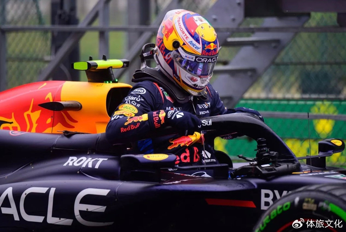 梅赛德斯险胜红牛车队,佩雷兹统治全场 梅赛德斯险胜红牛车队,佩雷兹统治全场